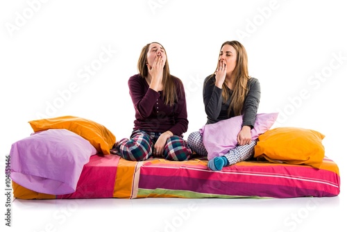 Schilderij op canvas Sisters on bed thinking