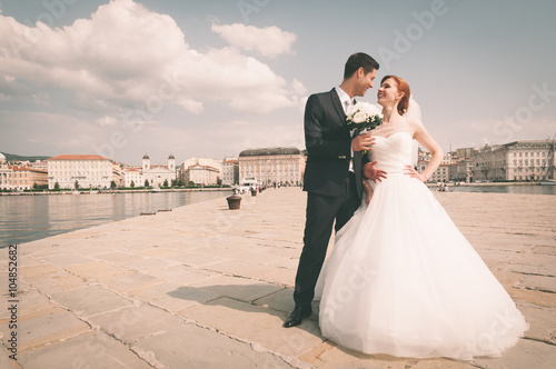 Sposi felici in momenti di tenerezza - Trieste Italia, Molo Audace