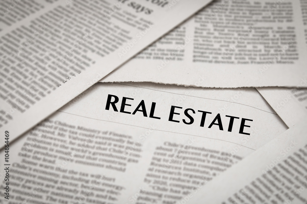 Obraz premium real estate news headline on newspaper