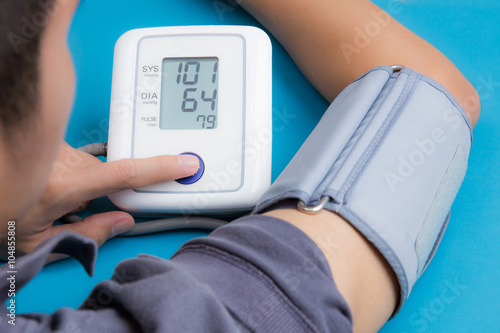 measuring blood pressure with digital equipment