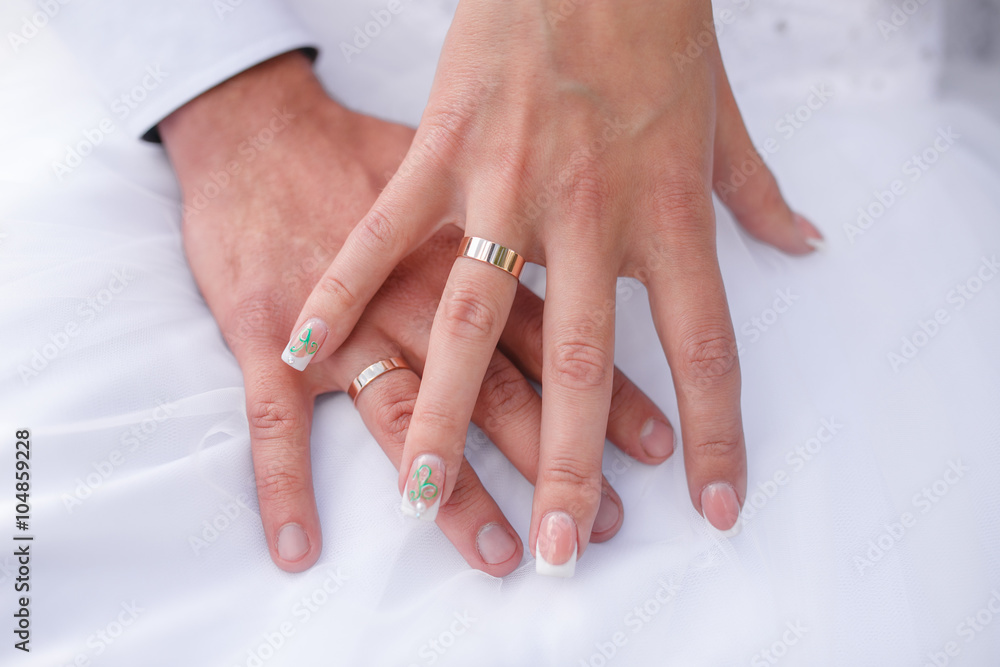 Naklejka premium the bride and groom's hand close-up with wedding rings