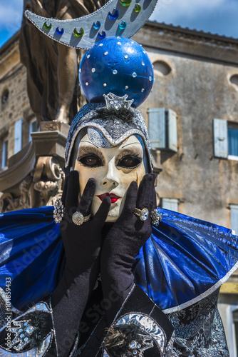 personne avec costume et masque vénitien photo