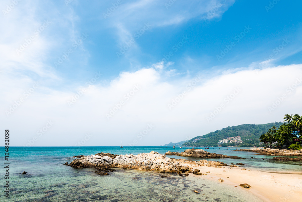 Obraz premium Blue sky and coast on Patong beach in Phuket, Thailand