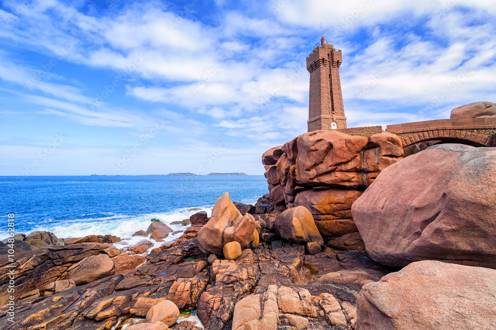 Obraz premium Lighthouse of Ploumanach on Cote de Granit Rose, Brittany, Franc