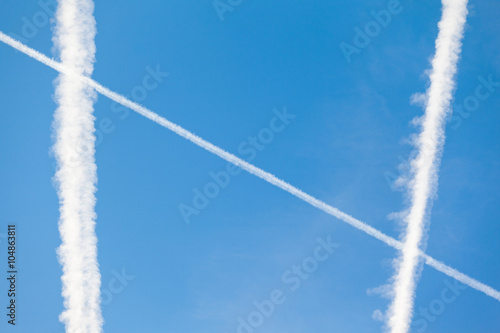 Kondensstreifen Straßenkreuzug am Himmel
