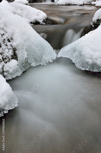 Water and ice in winter mountain stream © matkovci