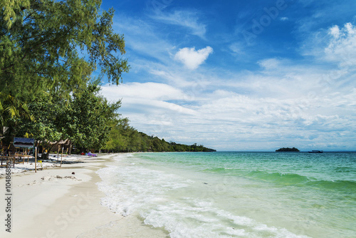 Fototapeta Naklejka Na Ścianę i Meble -  quiet empty paradise beach in koh rong near sihanoukville cambod