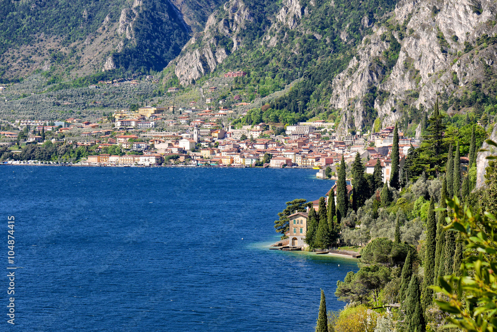Blick auf das idyllisch gelegene Limone am Gardasee, Italien