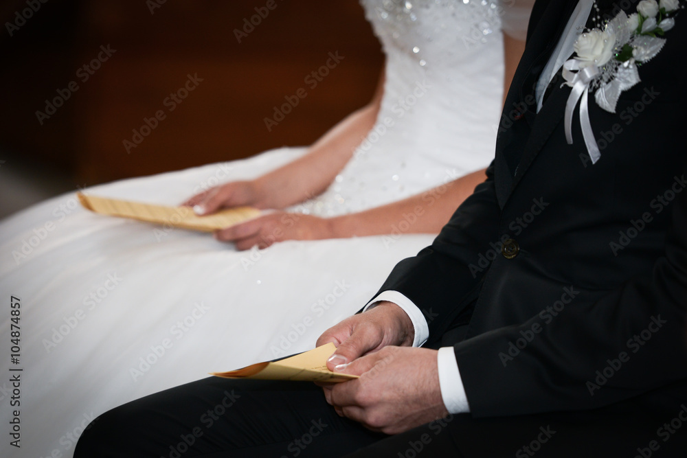 Obraz premium Brautpaar vorm Traualtar