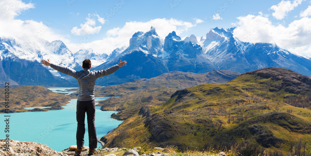 man hiking in patagonia - obrazy, fototapety, plakaty 