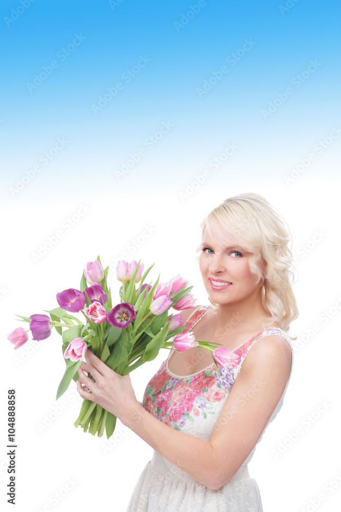 Hübsche blonde Frau mit einem Strauß Tulpen und Textfreiraum