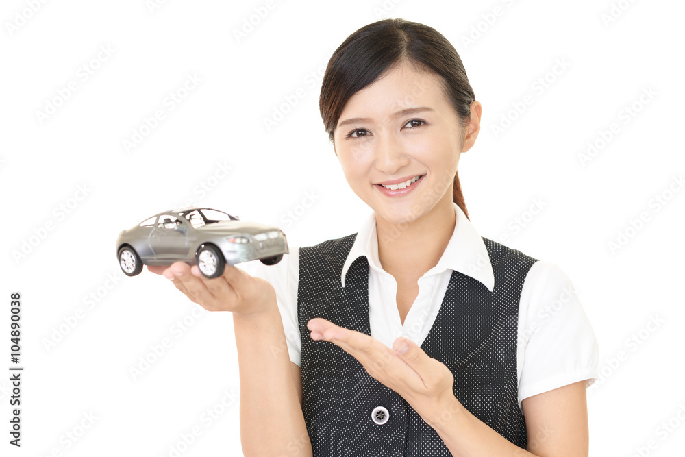 車の模型を持つ笑顔の女性