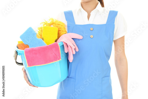 掃除道具を持つ女性