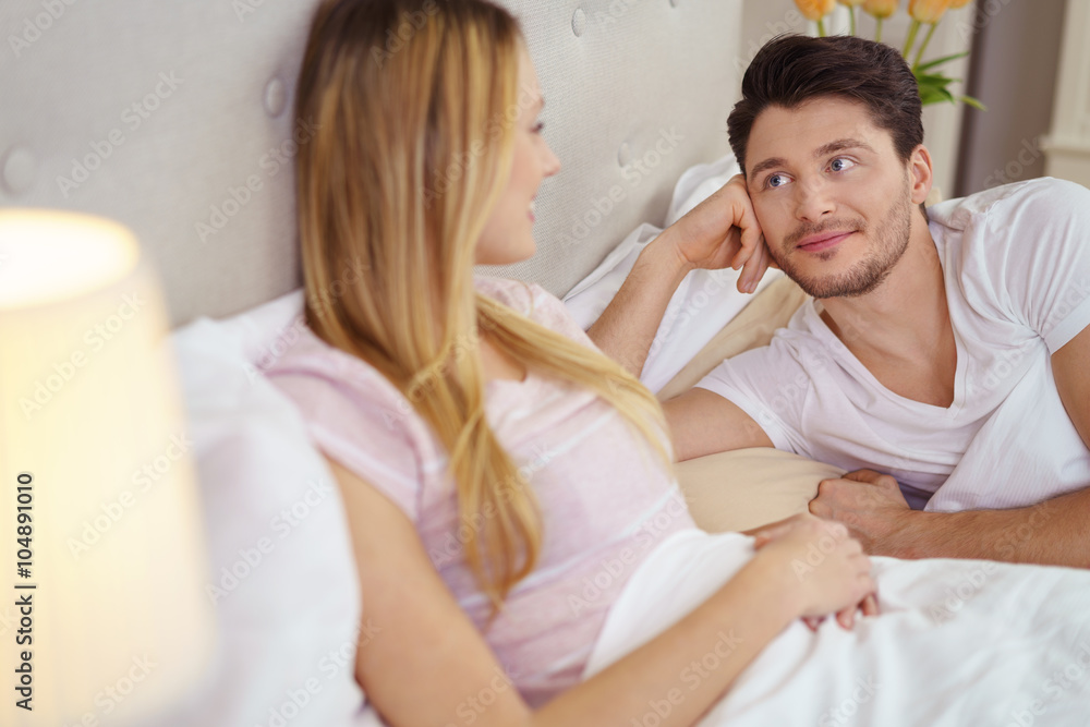 Fototapeta premium mann schaut seine freundin verliebt an