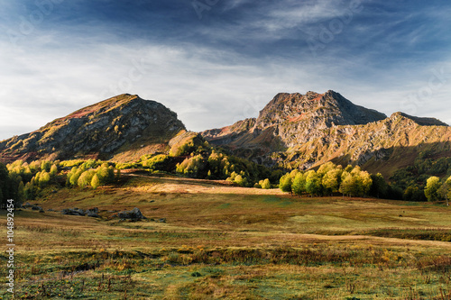 Fototapeta Naklejka Na Ścianę i Meble -  beautiful day in the autumn landscape of the Caucasus mountains