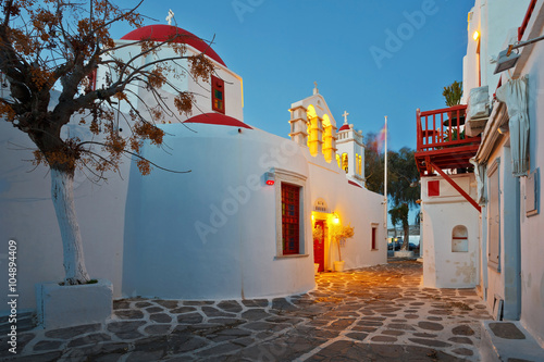 Fototapeta Naklejka Na Ścianę i Meble -  Byzantine church in a street of Mykonos town on early morning.