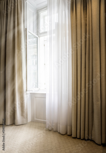 Offenes Fenster mit Gardine