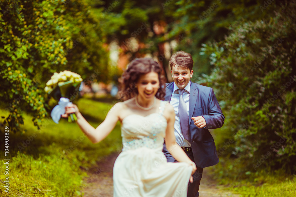 Obraz premium Happy newlywed romantic couple have fun in the park