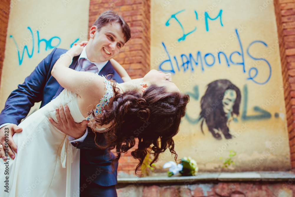 Obraz premium Happy newlywed romantic couple have fun outside