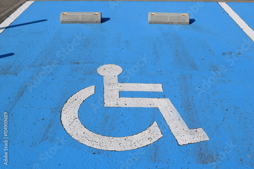 障害者用駐車場／山形県庄内地方で、車椅子マークがペイントされた障害者用駐車場を撮影した写真です。
