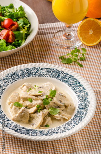 Chicken with mushrooms and cream sauce