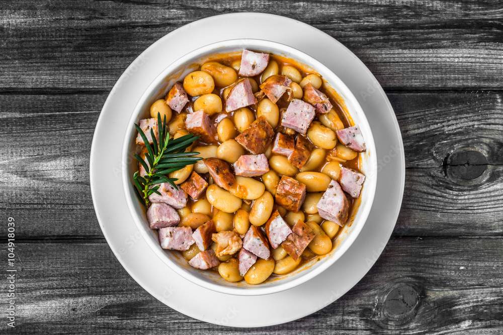 Baked beans with sausage in tomato sauce Baked beans with sausage in tomato sauce