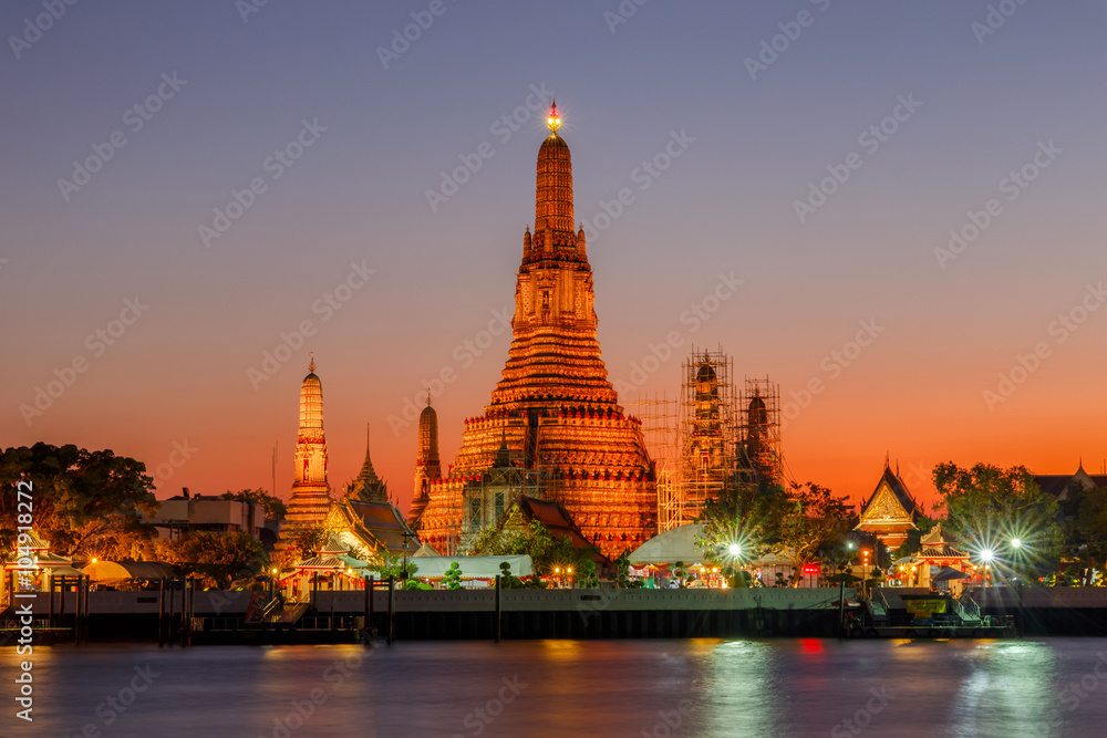 Fototapeta premium Wat Arun Buddyjskie miejsca religijne o zmierzchu, Bangkok, Tajlandia
