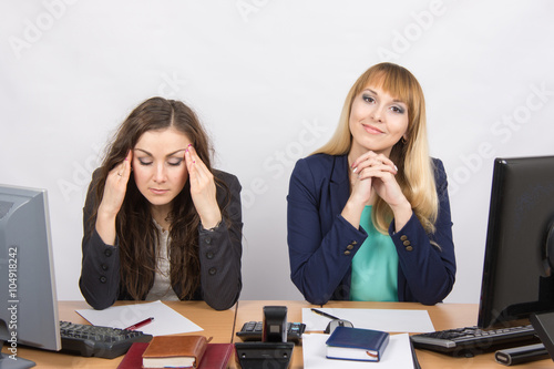 Fotografie The situation in the office - from one girl really a headache, the other looks h