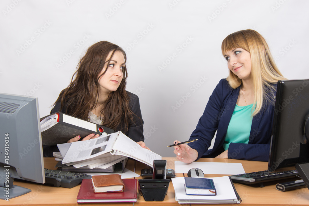 The situation in the office - one employee overburdened, the other does nothing The situation in the office - one employee overburdened, the other does nothing
