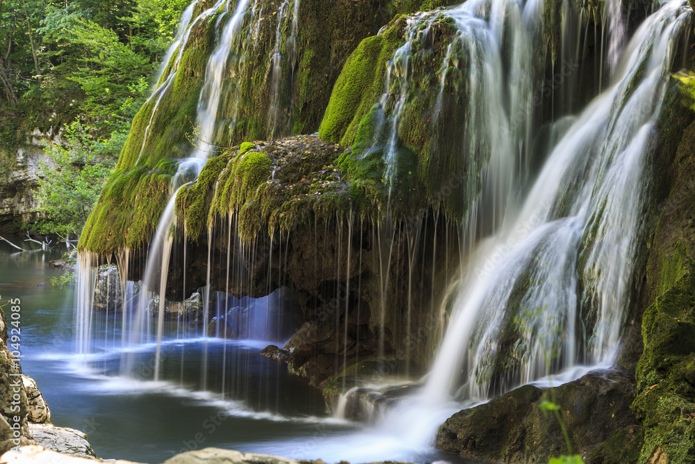 Obraz premium Spectacular waterfall in summer.