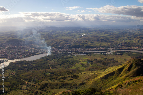Paisagem aérea em Governador Valadares com Paraglider e pico do ibituruna e vale do rio Doce © lucasnishimoto