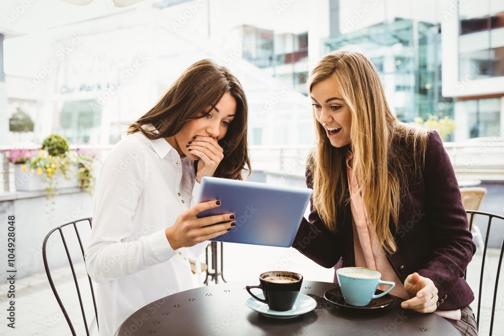 © WavebreakMediaMicro - Surprised friends looking at tablet © WavebreakMediaMicro - Surprised friends looking at tablet