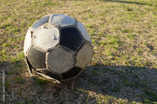 ボロボロの 使い古した サッカーボール サッカーグランド