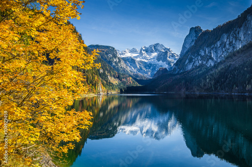 Fototapeta Naklejka Na Ścianę i Meble -  Autumn scenery with Dachstein mountain at Gosausee, Salzkammergut, Austria