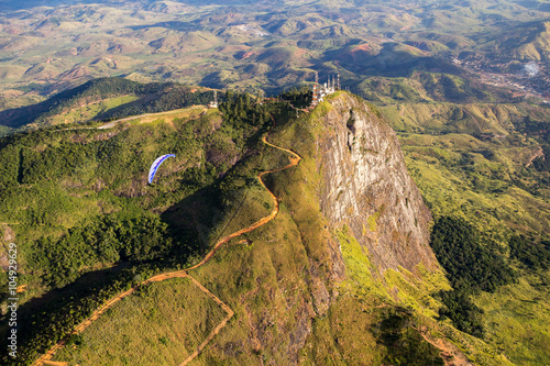 Canvas-taulu Paisagem aérea em Governador Valadares com Paraglider e pico do ibituruna e vale