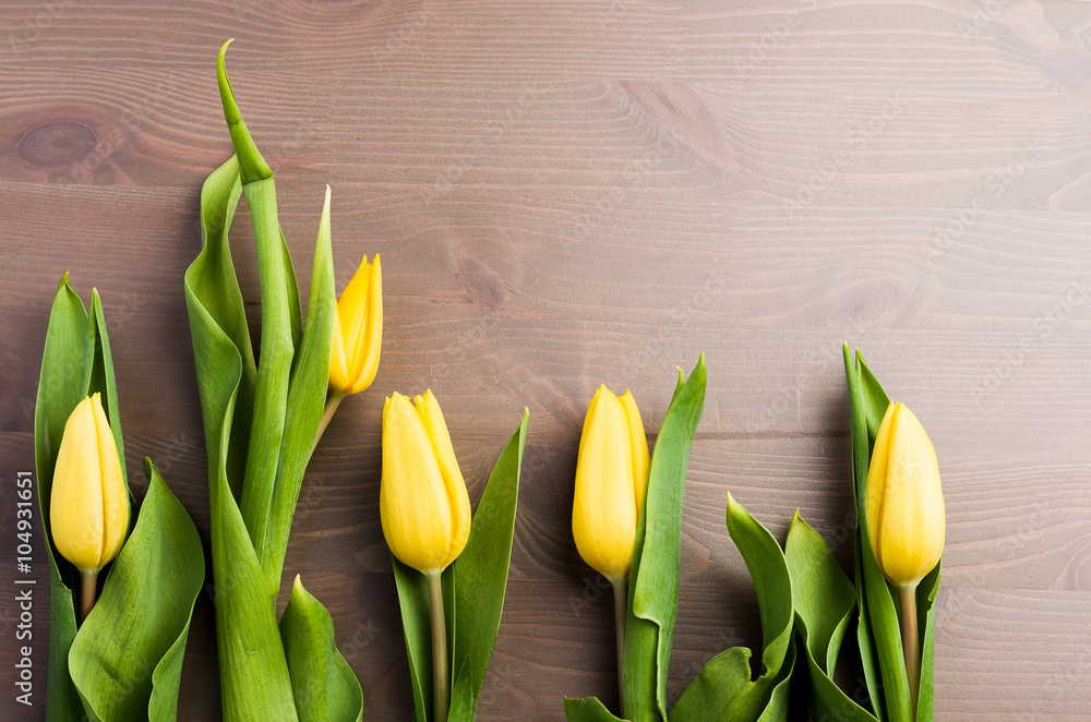 Obraz premium tulipany na tle z desek