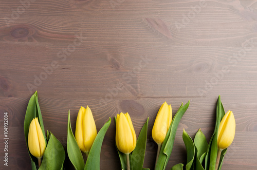 Fototapeta Naklejka Na Ścianę i Meble -  tulipany na tle z desek