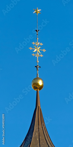Kirchturmspitze mit goldenem Stern