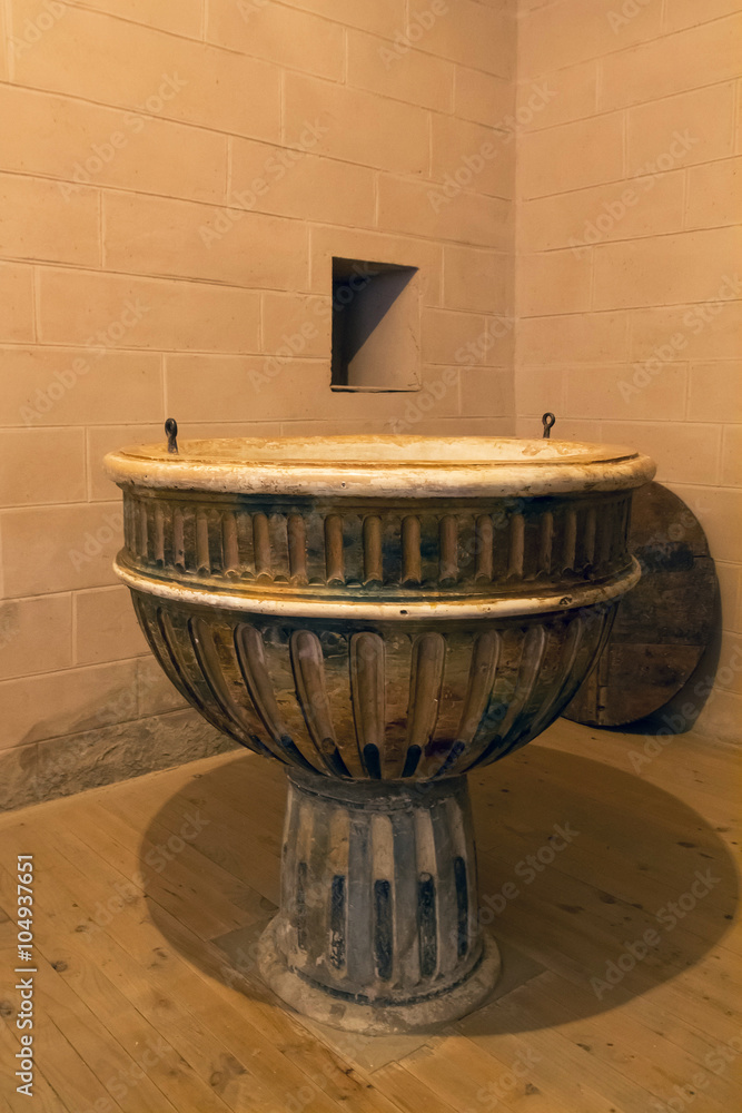 Antigua Pila Bautismal Pila para el bautismo en el interior de Antigua Pila Bautismal Pila para el bautismo en el interior de