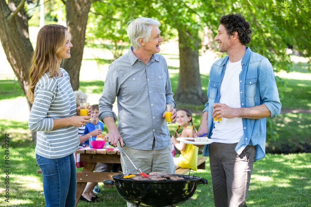 Obraz premium Family having a picnic with barbecue