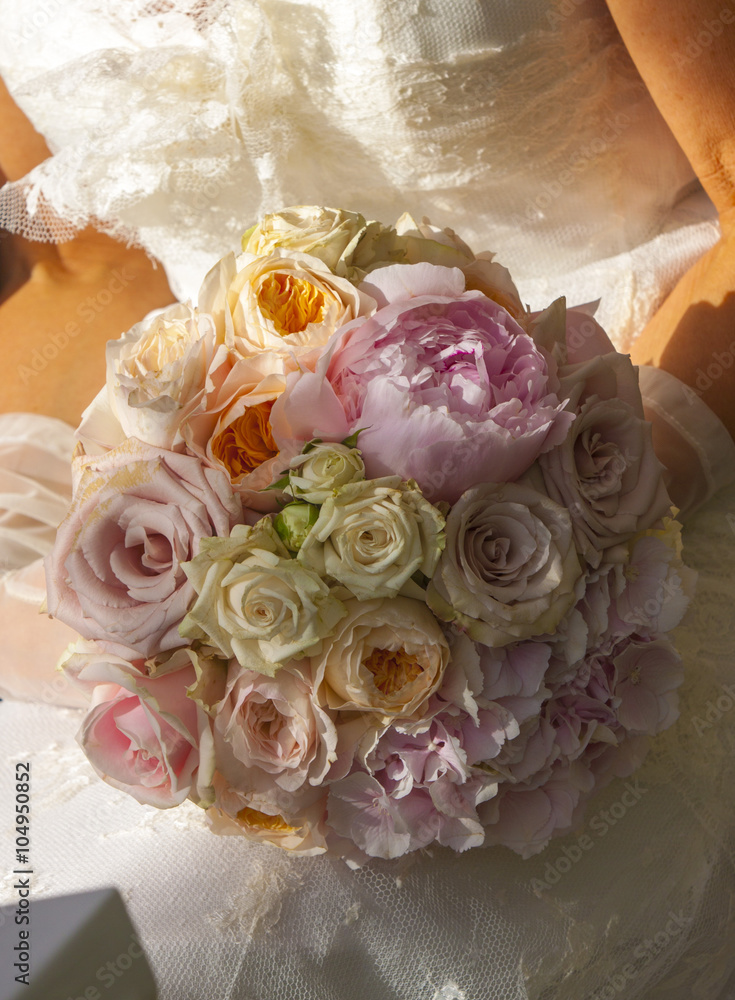Mazzo di fiori per la sposa,bouquet di rose per matrimonio. Stock Photo |  Adobe Stock