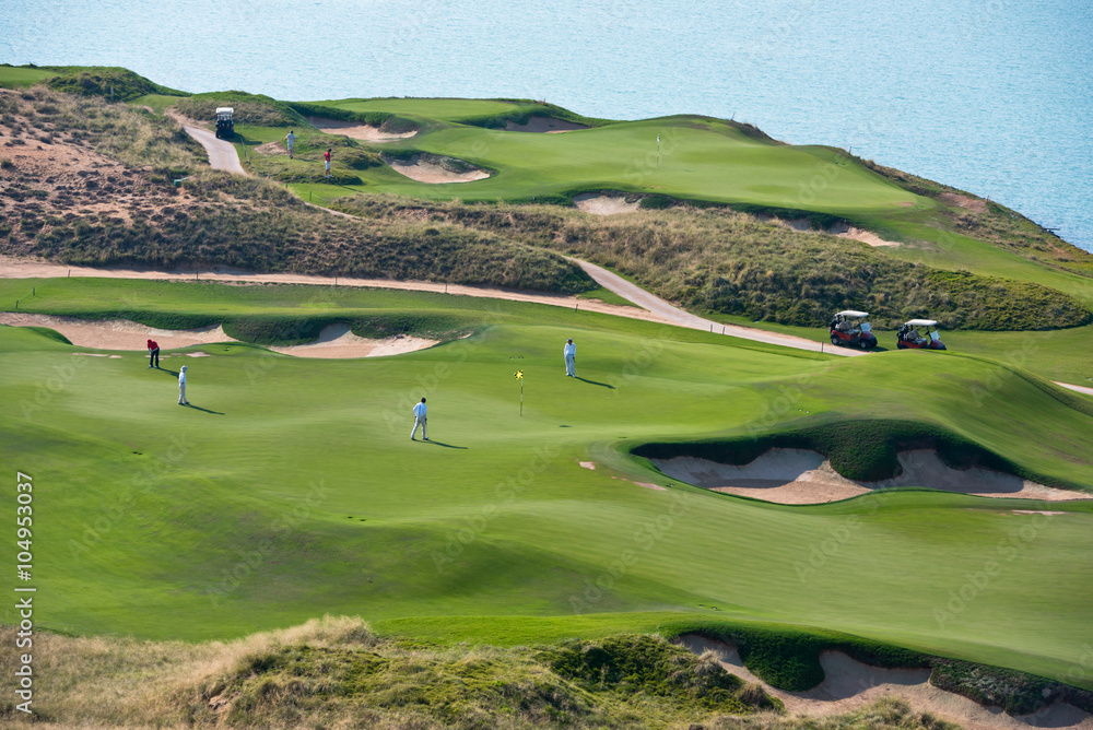 Naklejka premium golf resort with the scenery of the sea