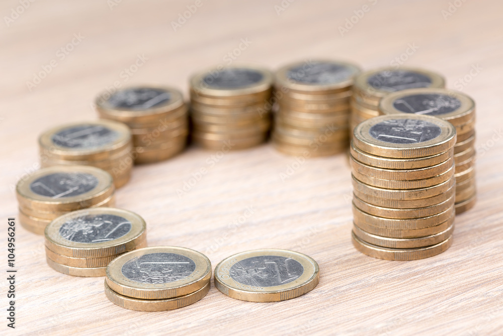 Circle of coins increasing in size Circle of coins increasing in size