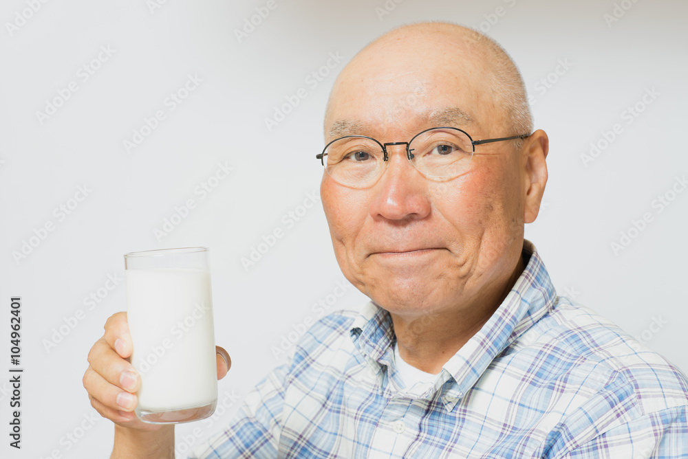 牛乳を笑顔で飲むシニア 牛乳を笑顔で飲むシニア