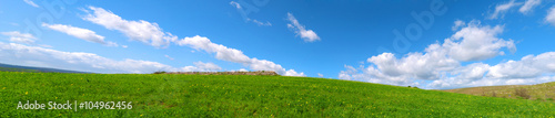 Bellissimo panorama di una collina verde con delle nuvole nel cielo azzurro - Salviamo il Pianeta Terra - 