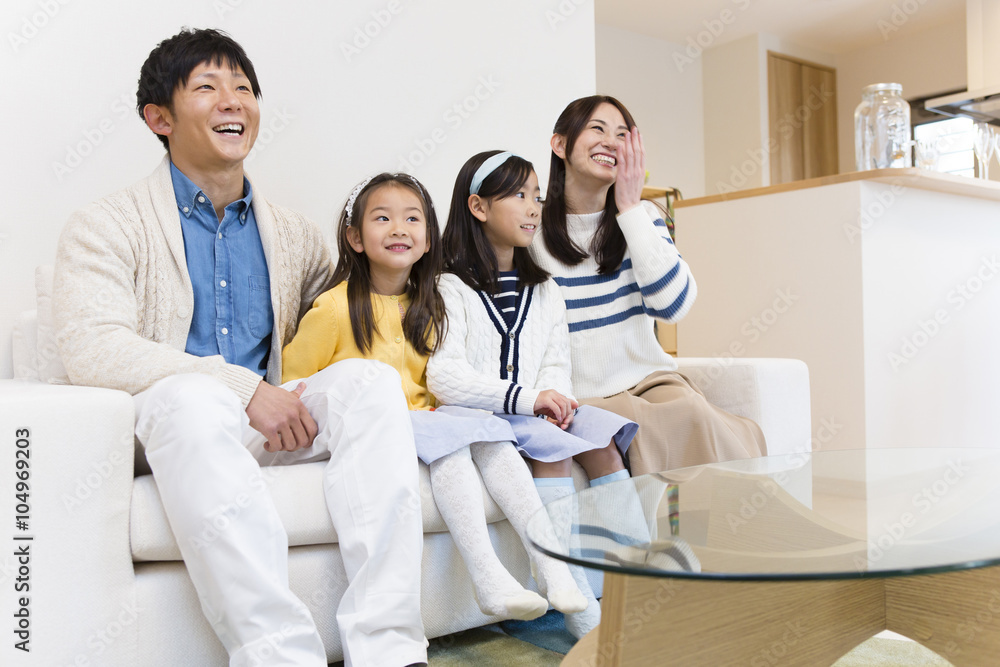 団らんする家族 団らんする家族