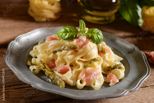 Tagiatelle pasta with asparagus and prosciutto ham