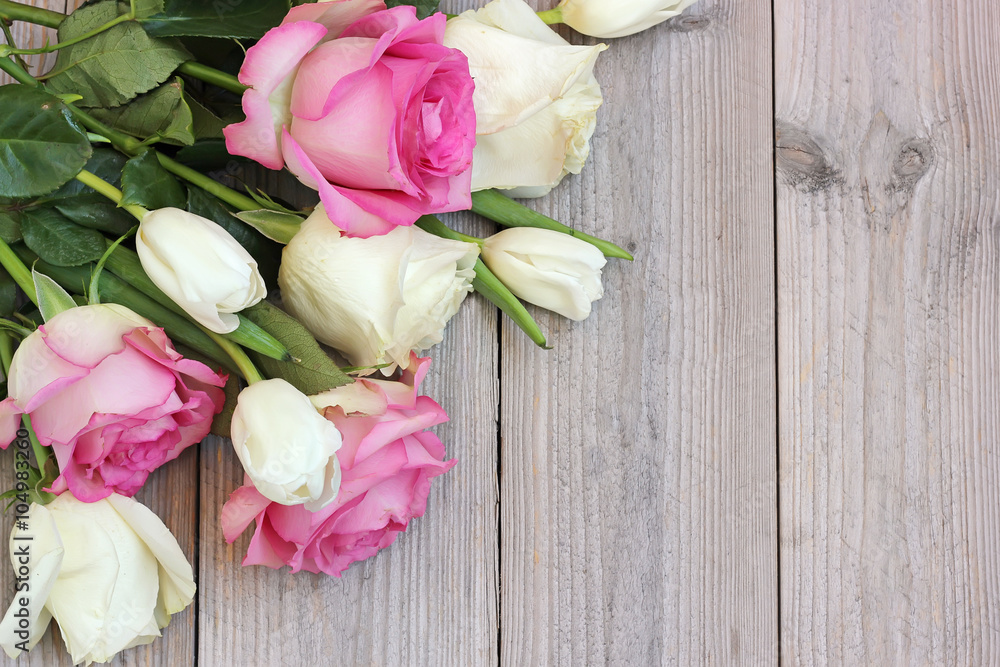 White and pink roses and white tulips on a platform. - obrazy, fototapety, plakaty 