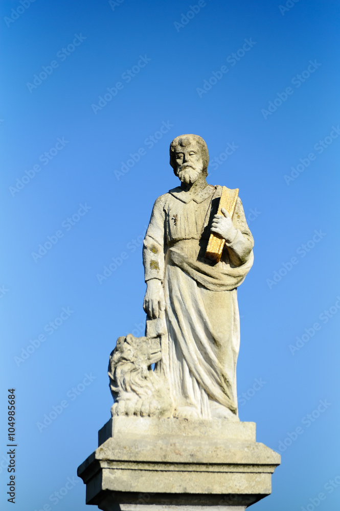 Heiliger Markus mit goldenem Buch und Löwen