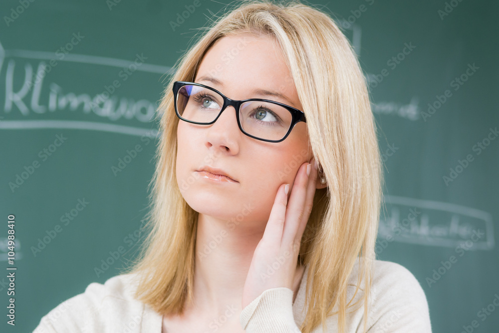 studentin mit brille schaut nachdenklich studentin mit brille schaut nachdenklich